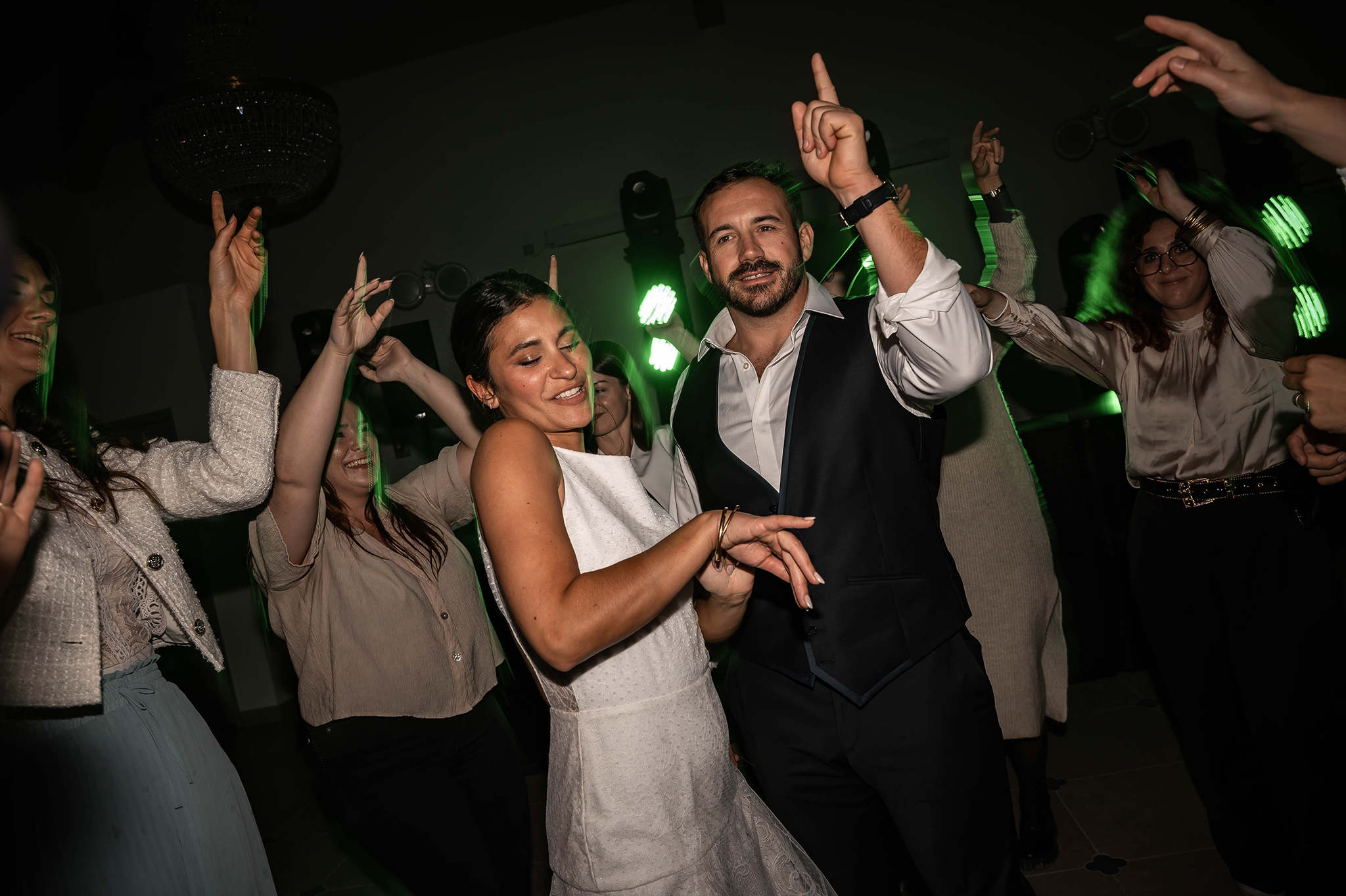 Reportage photo mariage Nancy : les mariés dansant avec enthousiasme pendant la soirée.