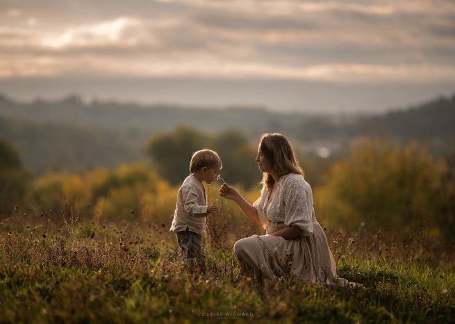 Moment de tendresse entre une maman et son enfant face au paysage du Saintois