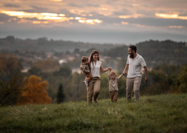 Portrait de famille naturel et spontané lors d'une séance lifestyle à la Colline de Sion