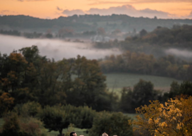 Photographe famille Nancy : parents courant sur la Colline de Sion au coucher du soleil