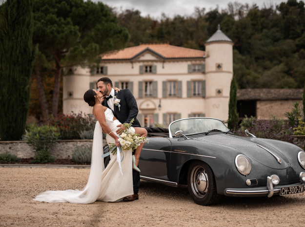 marié s'embrassant devant une porsche speedster 356 proche de Nancy