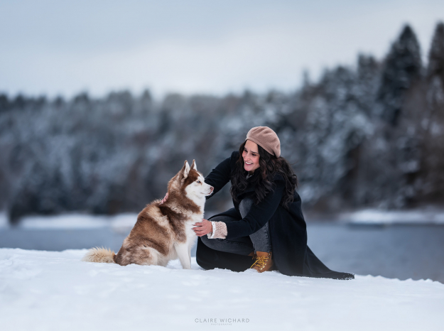 Capturer la complicité entre une femme et son chien Pomsky lors d'un shooting hivernal en Lorraine.