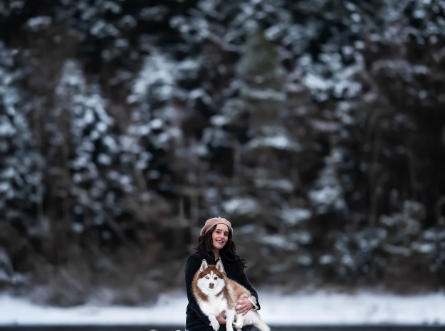 Séance photo lifestyle maîtresse et son chien Pomsky dans les paysages enneigés du Lac de Pierre-Percée