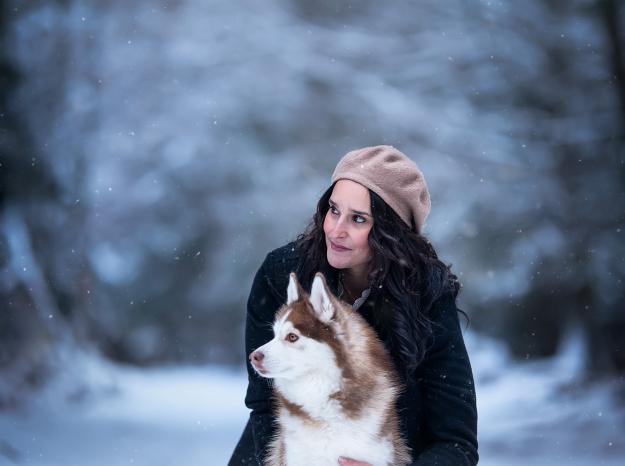 Photographe animalier Nancy : un chien Pomsky et sa maîtresse complices sous la neige au Lac de Pierre-Percée.