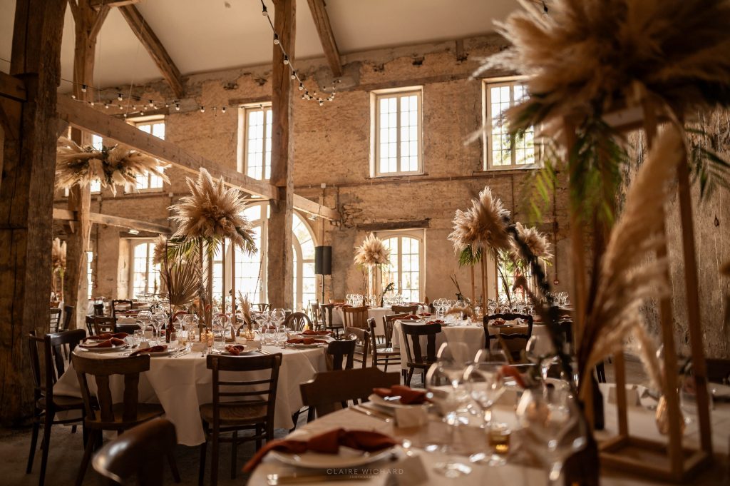 Réception de mariage champêtre dans la salle de réception du Château Ferme d'Aboncourt.