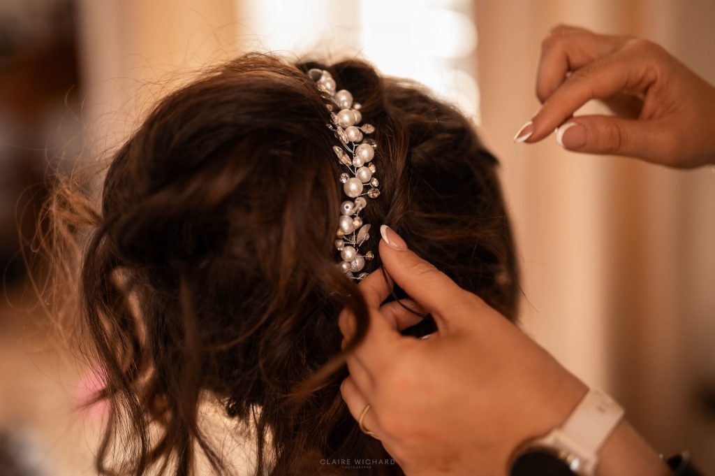 Coiffure de mariée avec bijou floral, préparatifs d'un mariage champêtre près de Nancy.