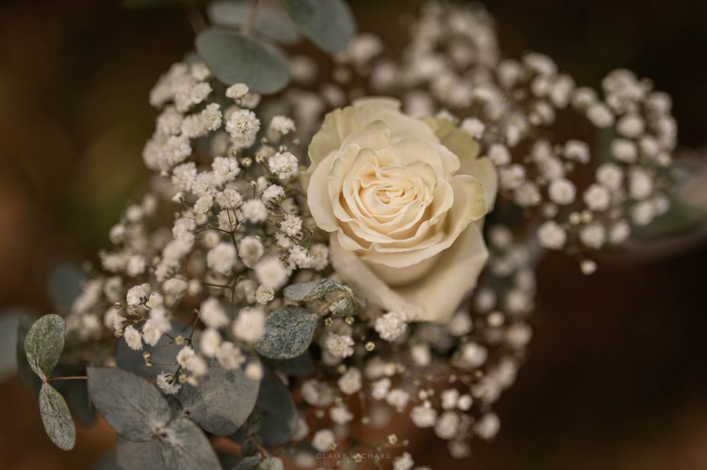 Détails de décoration de mariage bohème et naturelle (fleurs) pour un mariage en Lorraine.