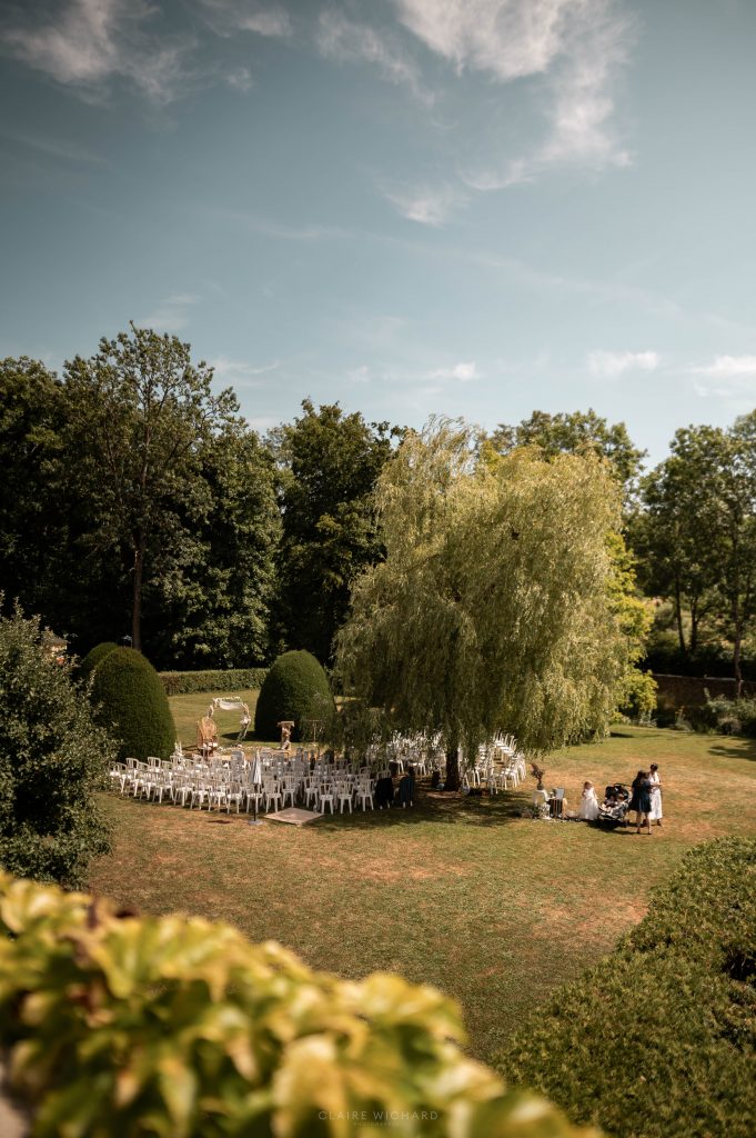 Organisation d'une cérémonie laïque sous un saule pleureur en Meurthe-et-Moselle, vue par Claire Wichard.
