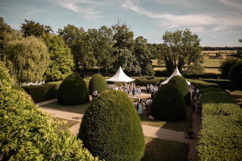 Cocktail de mariage en extérieur dans les jardins d'un château en Lorraine, secteur Nancy.