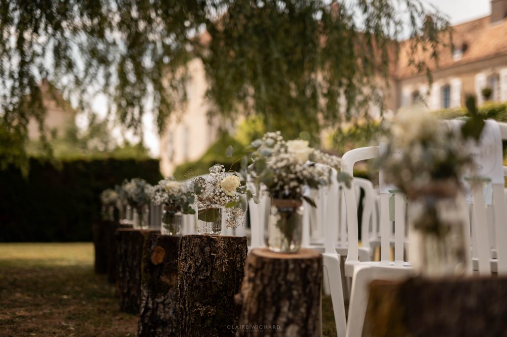 Détails de décoration de mariage bohème et naturelle (rondins et fleurs) pour un mariage en Lorraine.