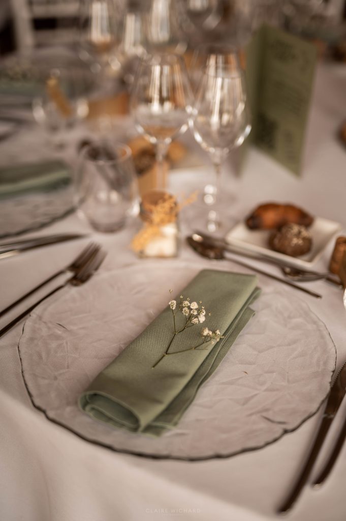 Détails de décoration de table bohème au Château d'Autigny, photographie de mariage en Lorraine par Claire Wichard.