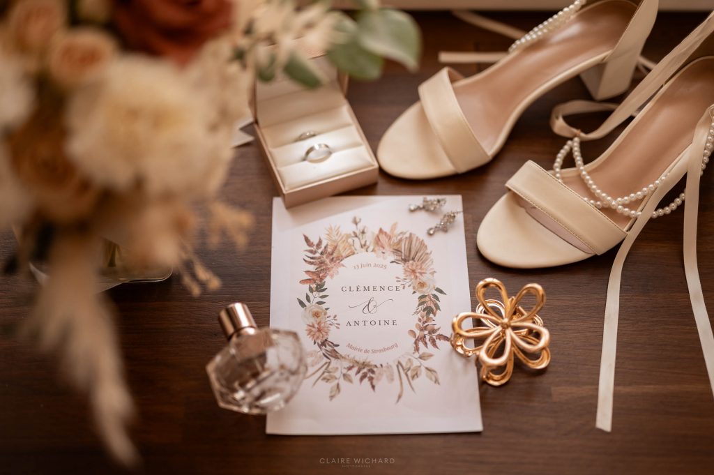 Détails des accessoires de la mariée et papeterie bohème au Château Ferme d'Aboncourt en Meurthe-et-Moselle.