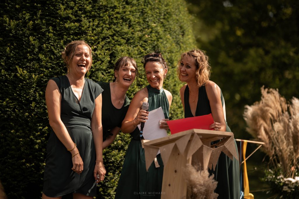 Rires et complicité des témoins pendant la cérémonie, reportage photo spontané au chateau d'autigny la tour