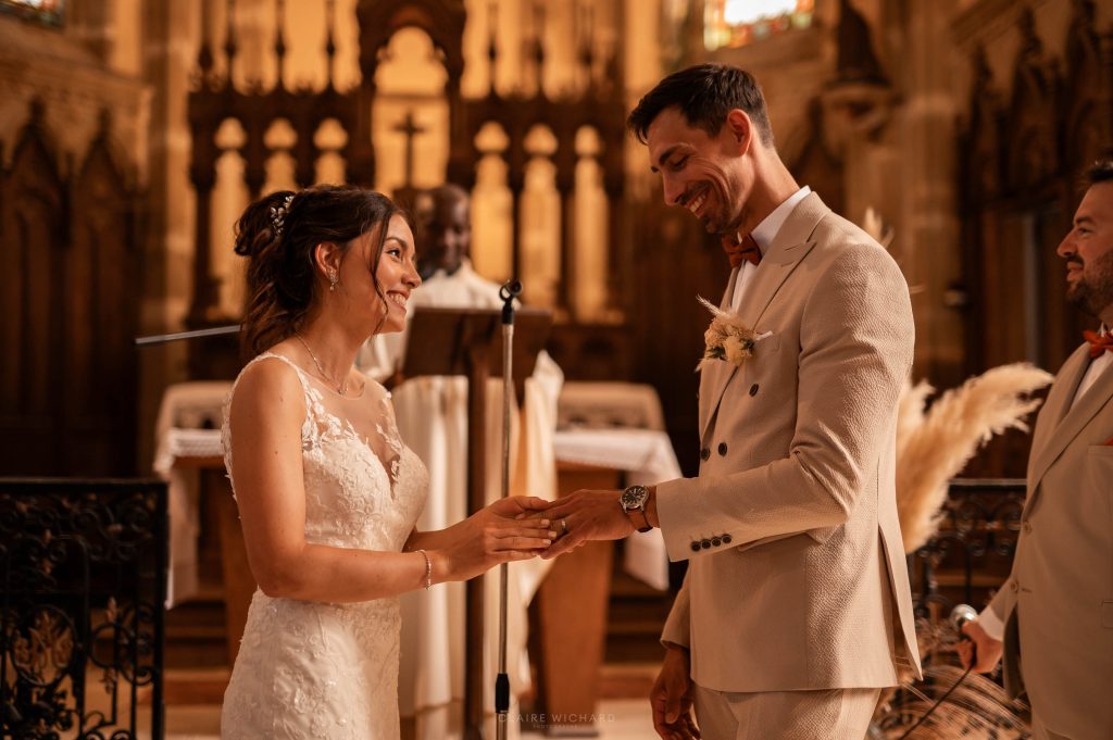 Échange des alliances à l'église d'Aboncourt pour un mariage en Lorraine
