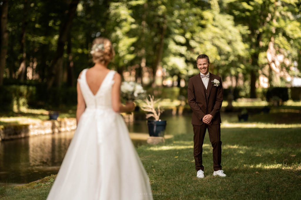First look des mariés capturé par Claire Wichard, photographe de mariage près de Nancy, au Château d'Autigny-la-Tour