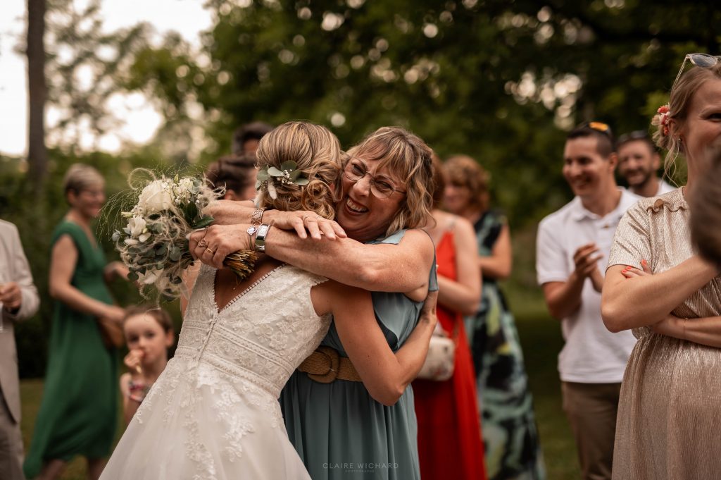 Accolade émouvante de la mariée lors du lancé de bouquet, reportage mariage en Meurthe-et-Moselle près de Nancy.