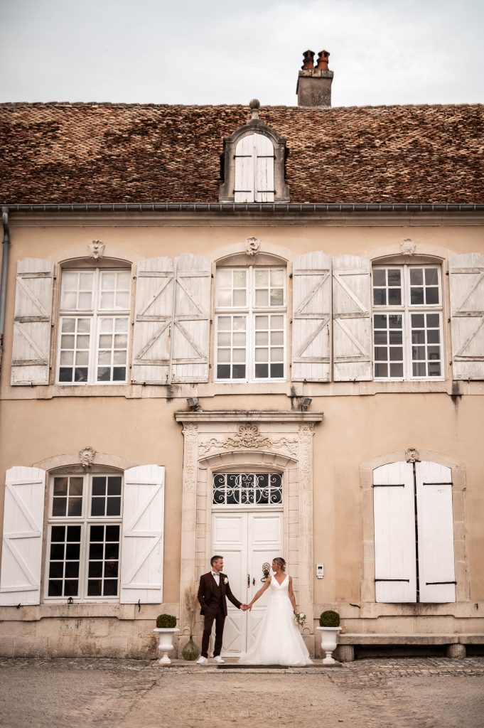 Les mariés devant le perron du Château d'Autigny-la-Tour, photographe de mariage secteur Nancy et Meurthe-et-Moselle.