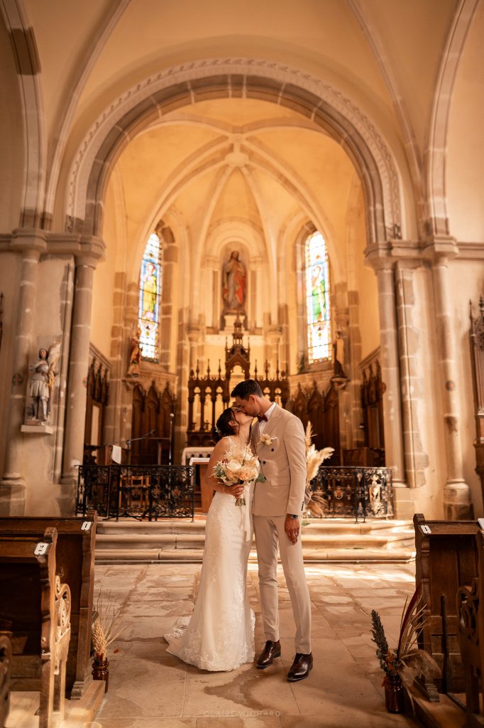Moment de prière solennel lors d'un mariage près de Nancy