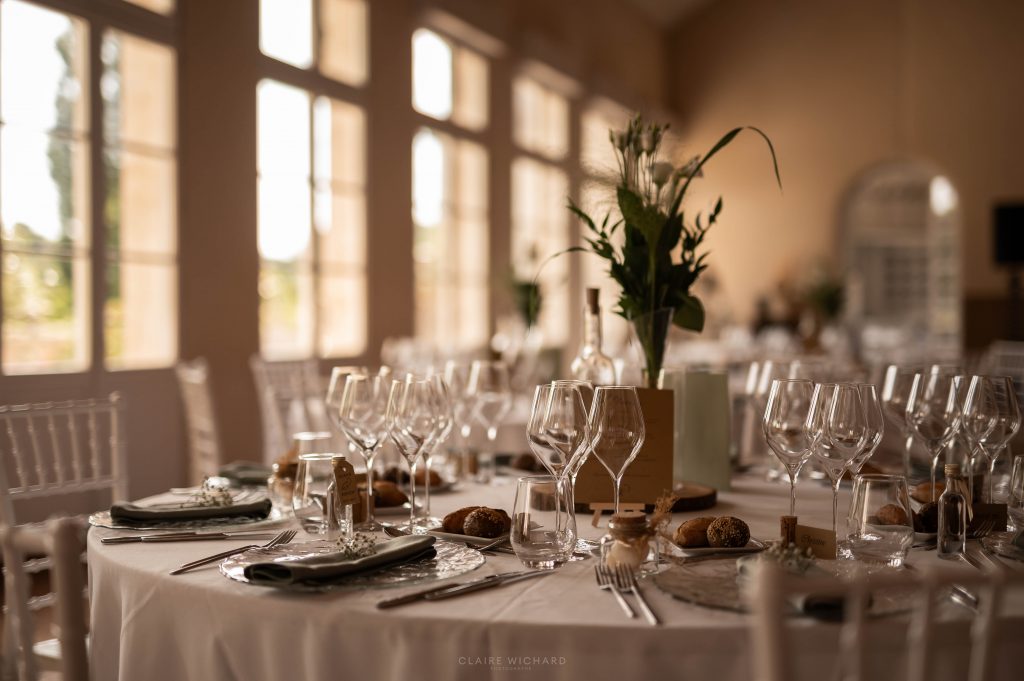 Vue de la salle de réception au Château d'Autigny-la-Tour pour un mariage près de Nancy en Meurthe-et-Moselle.