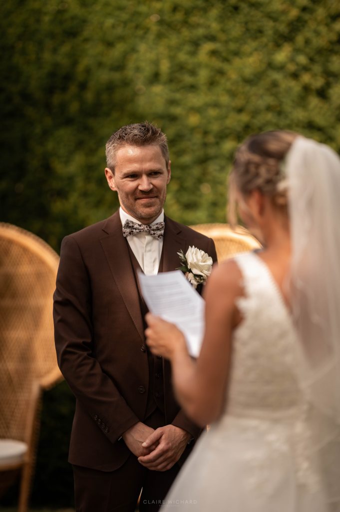 Photographe de mariage près de Nancy, capture d'un moment d'émotion pendant la cérémonie au Château d'Autigny-la-Tour.