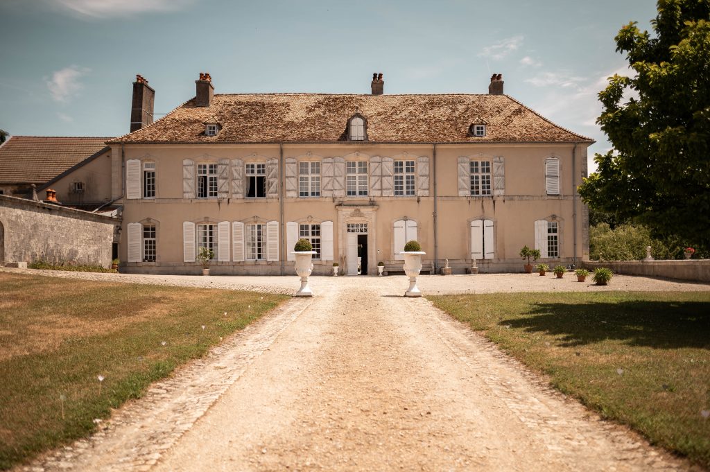 Vue extérieure de la façade du Château d'Autigny-la-Tour sous le soleil, lieu de réception de mariage.