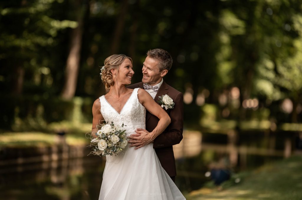 Portrait de couple élégant et solaire réalisé au Château d'Autigny-la-Tour par une photographe professionnelle de Nancy Claire Wichard