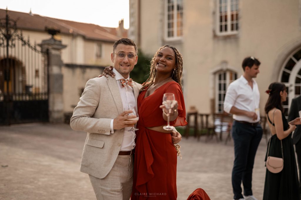 Vin d'honneur convivial dans la cour d'honneur du Château Ferme d'Aboncourt