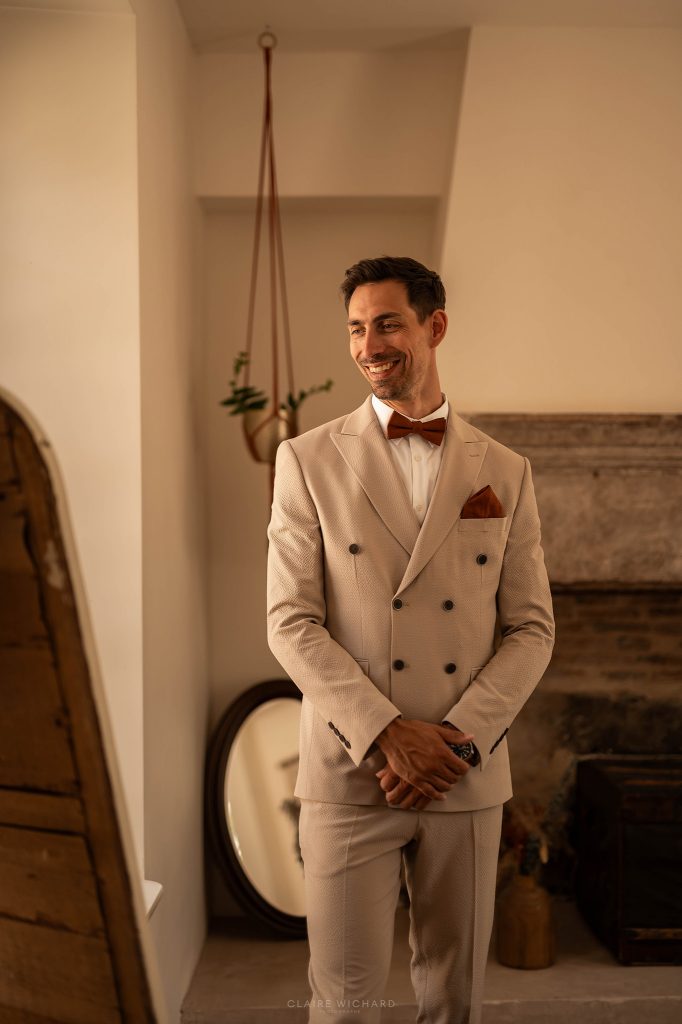 Portrait du marié dans la cour du Château Ferme d'Aboncourt avant la cérémonie.