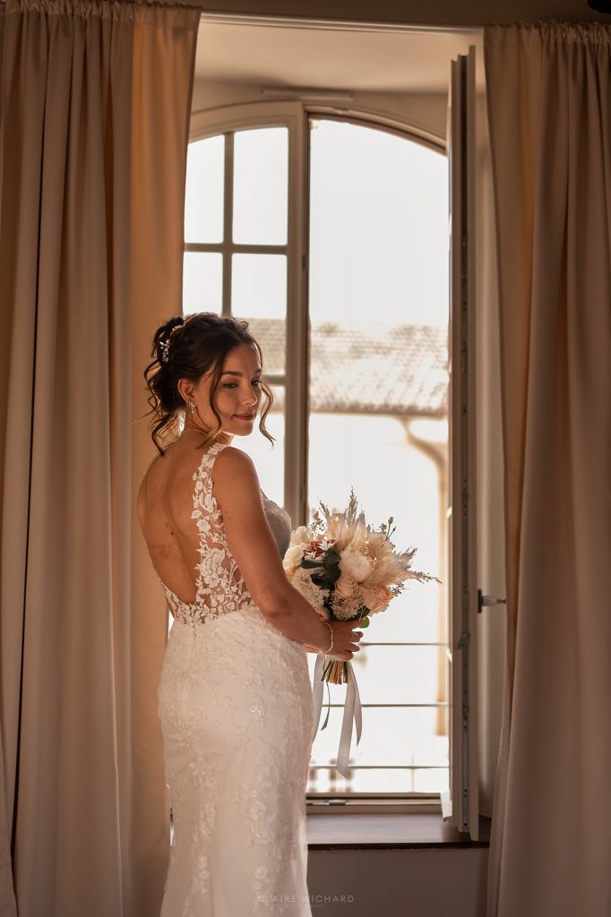 Portrait de la mariée en lumière naturelle au Château Ferme d'Aboncourt, Lorraine.