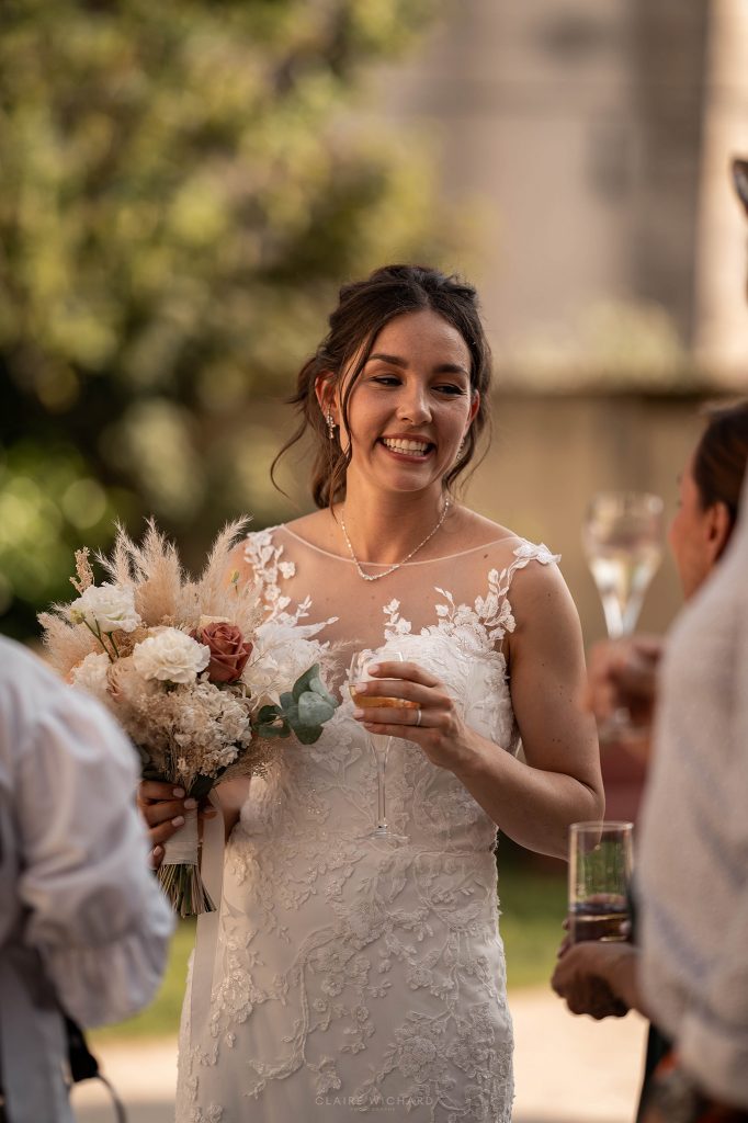Portrait de la mariée durant le cocktail dans la cour du Château Ferme d'Aboncourt.