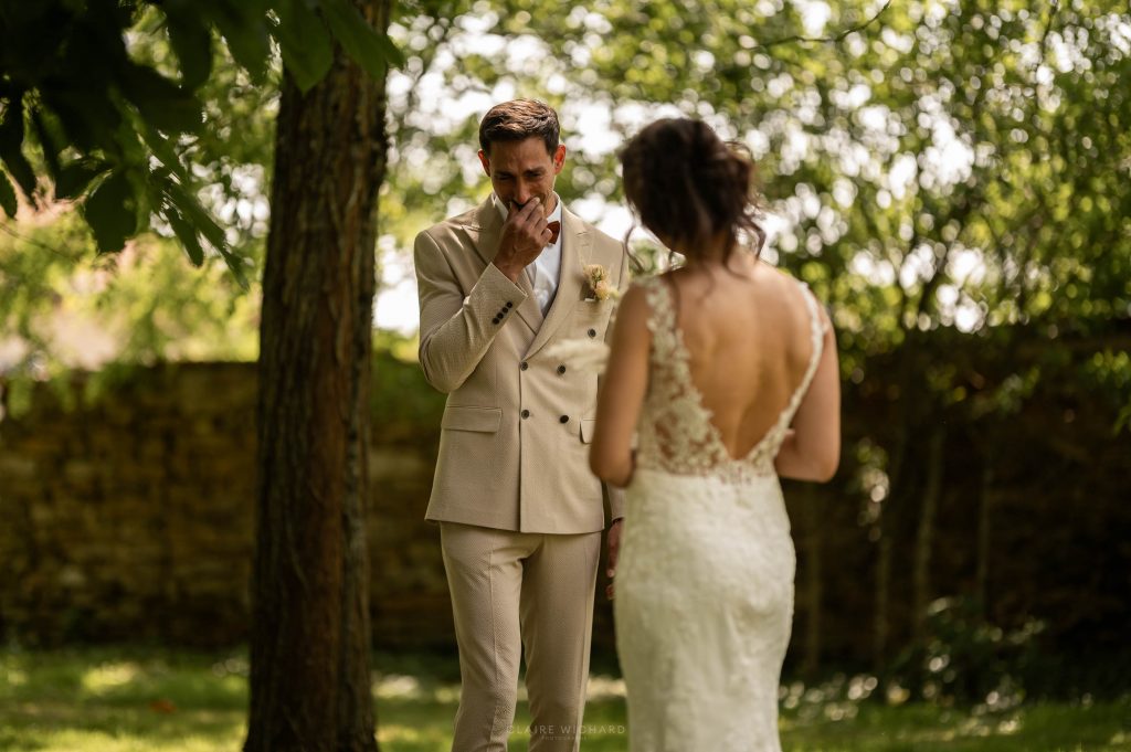 Premier regard des mariés lors d'un mariage bohème en Lorraine