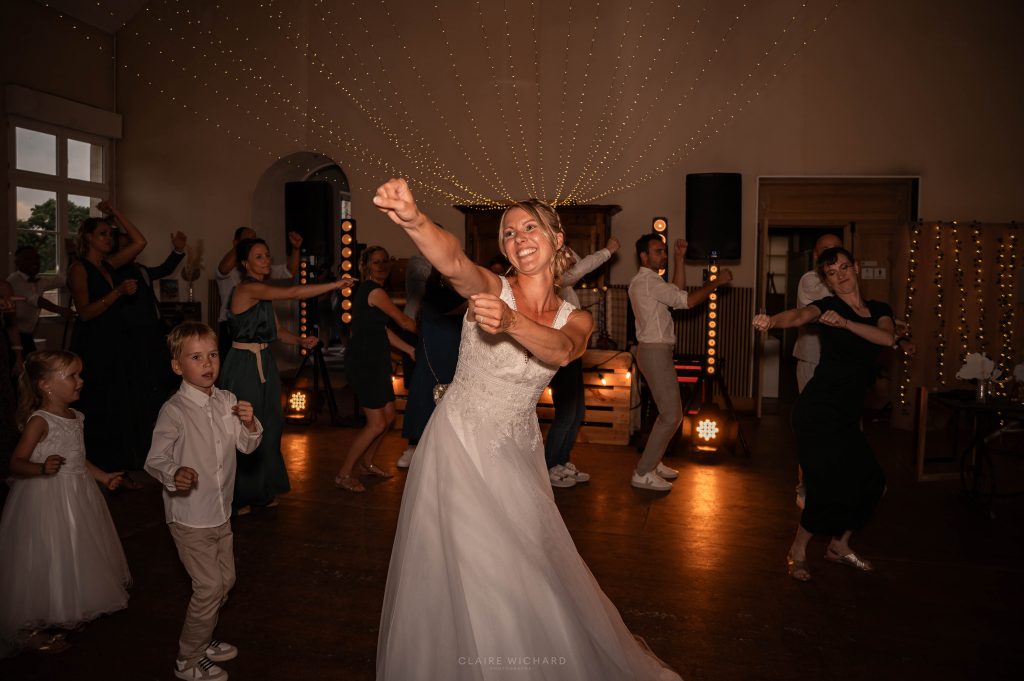 Ambiance de soirée de mariage au Château d'Autigny-la-Tour, capturée par une photographe de mariage en Lorraine.