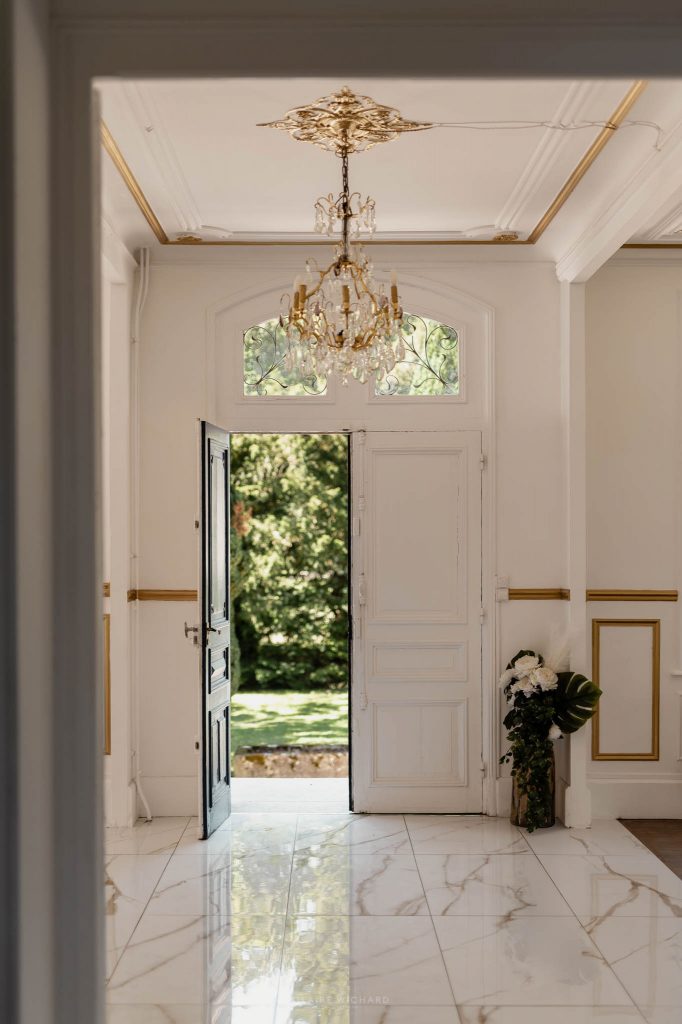 Entrée lumineuse du Château des Aulnes en Lorraine, vue sur le parc arboré pour un mariage près de Nancy