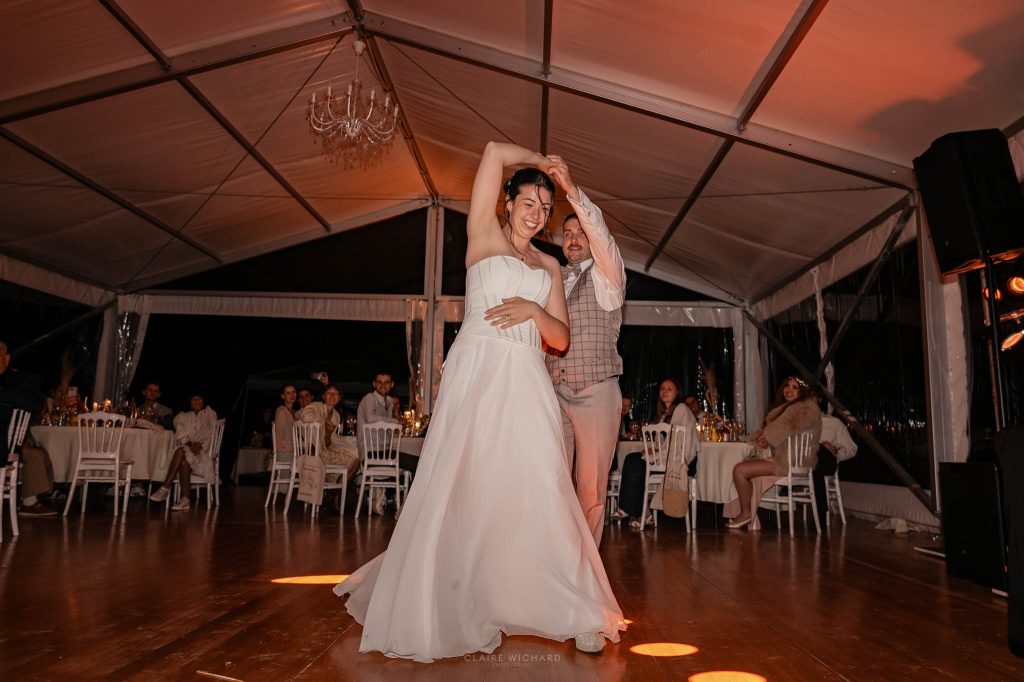 Ouverture de bal romantique et lumineuse des mariés sous un chapiteau de mariage en Lorraine.