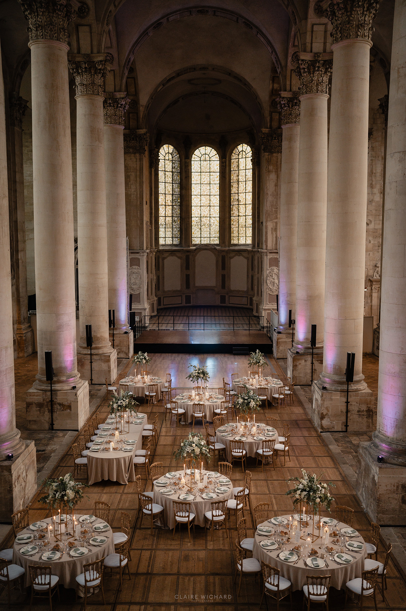 Vue panoramique de l'Abbatiale de l'Abbaye des Prémontrés décorée pour un mariage près de Nancy, tables d'honneur et fleurs, par Claire Wichard photographe de mariage en Lorraine