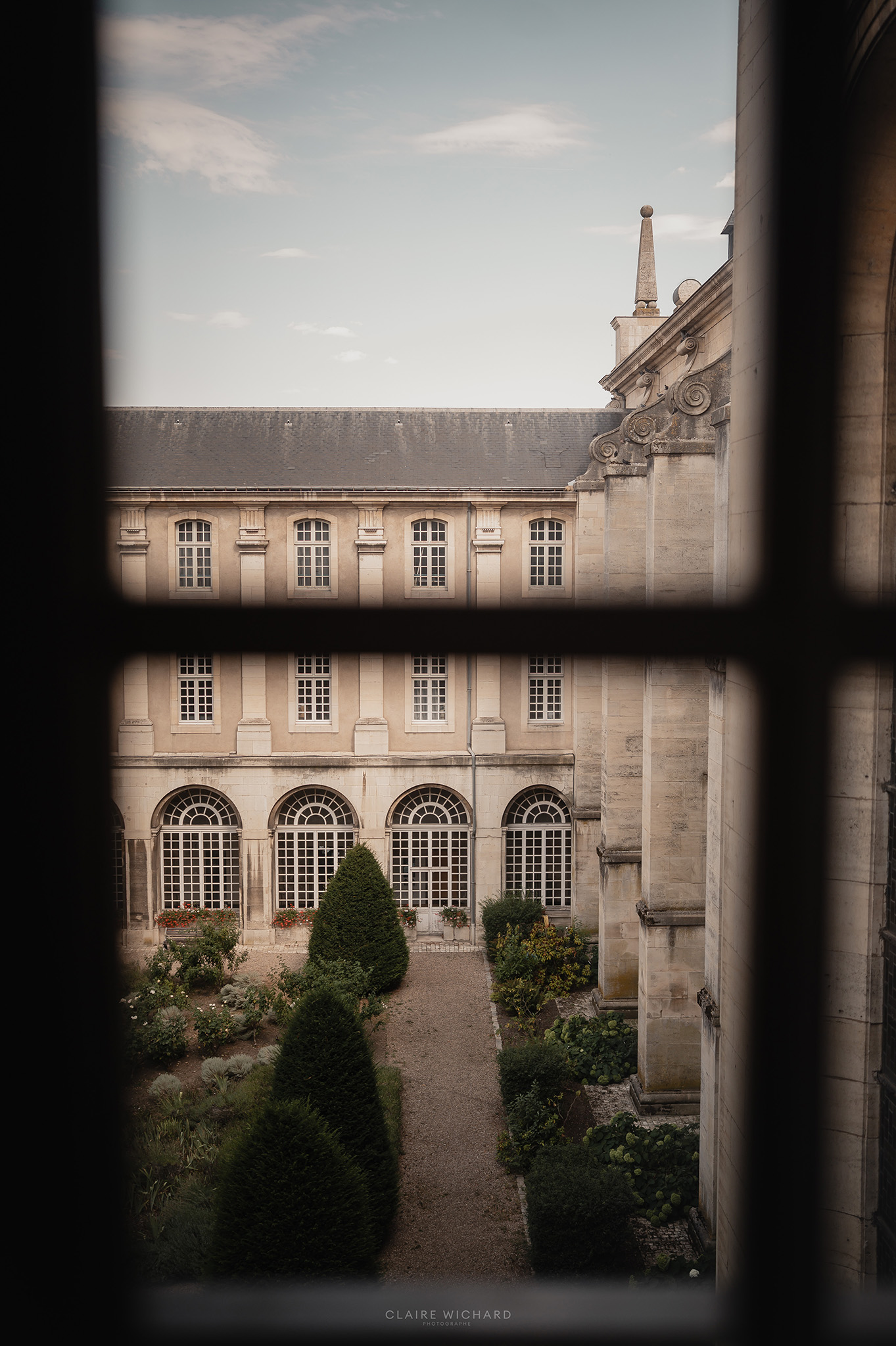 Vue depuis une fenêtre sur la cour et le jardin à la française de l'Abbaye des Prémontrés à Pont-à-Mousson, lieu de mariage en Lorraine capturé par Claire Wichard