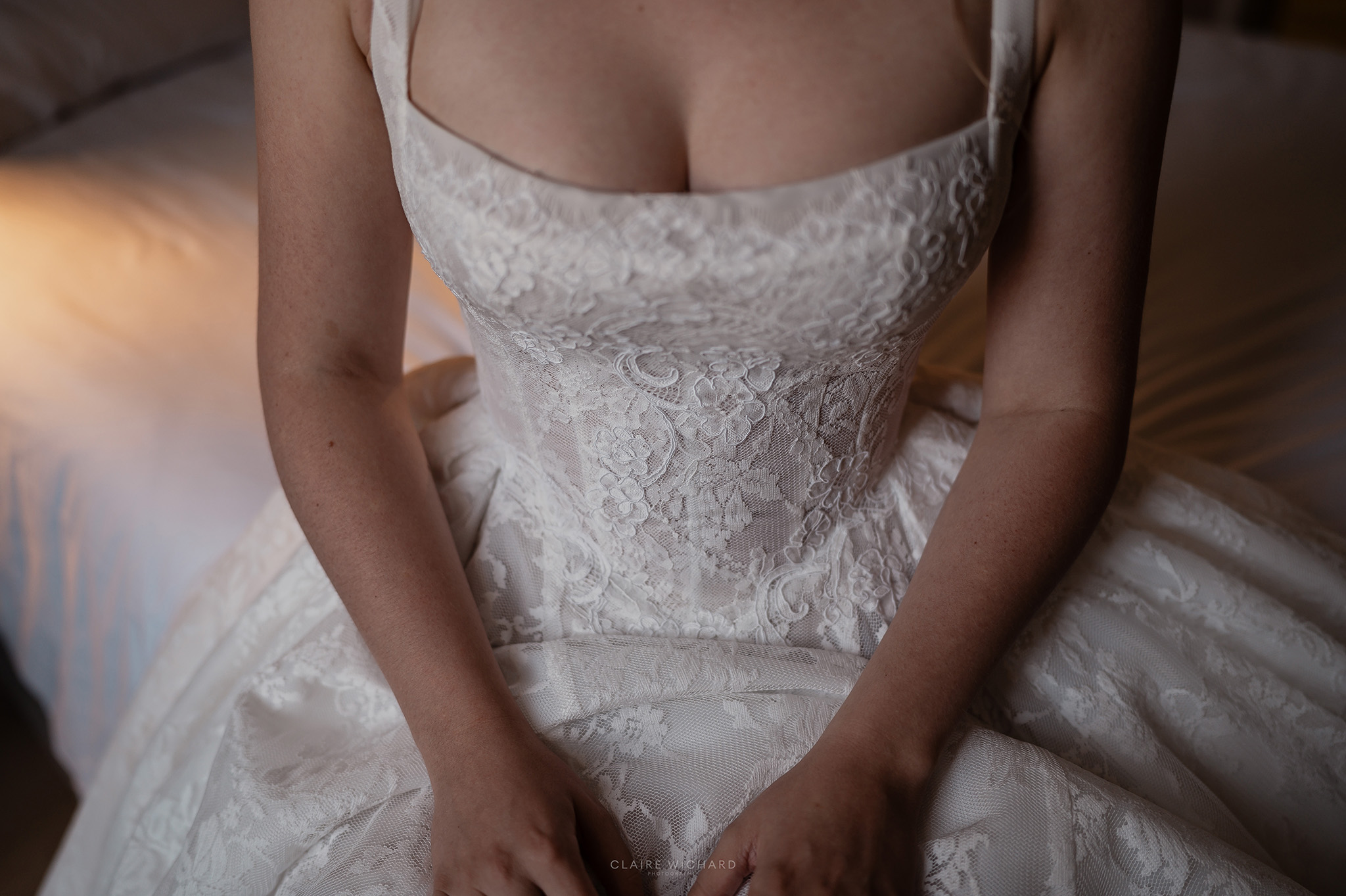 Détail du corset en dentelle de la robe de mariée lors des préparatifs à l'Abbaye des Prémontrés près de Nancy, photographe mariage Claire Wichard