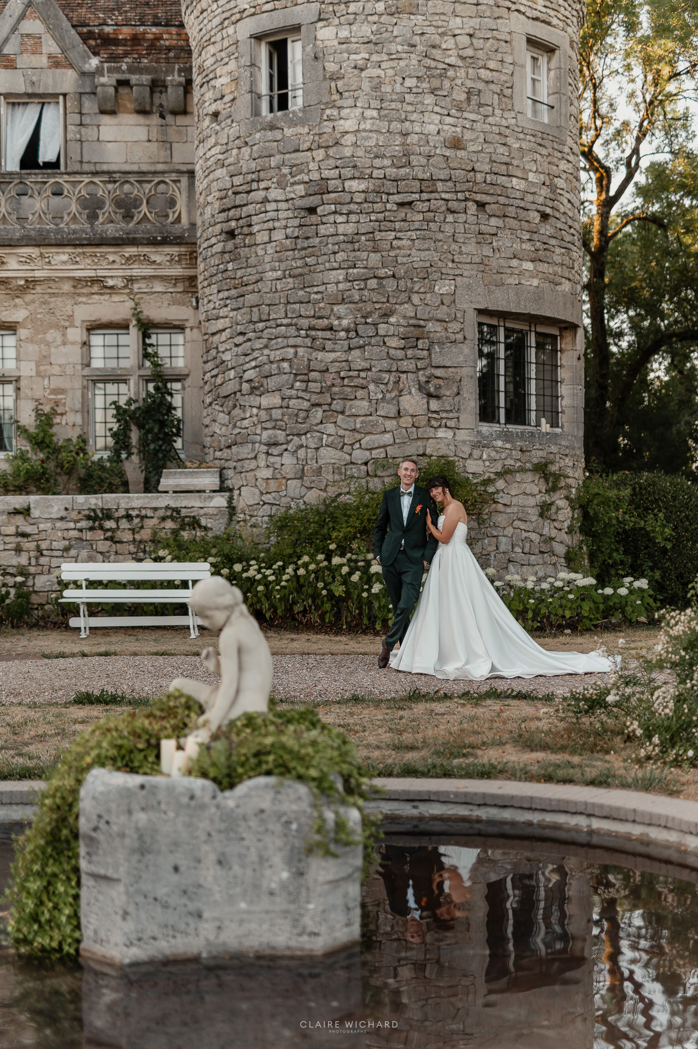 Mariage au Château de Hattonchâtel photographié par Claire Wichard. Couple de mariés en Meurthe-et-Moselle et Moselle posant près du bassin.