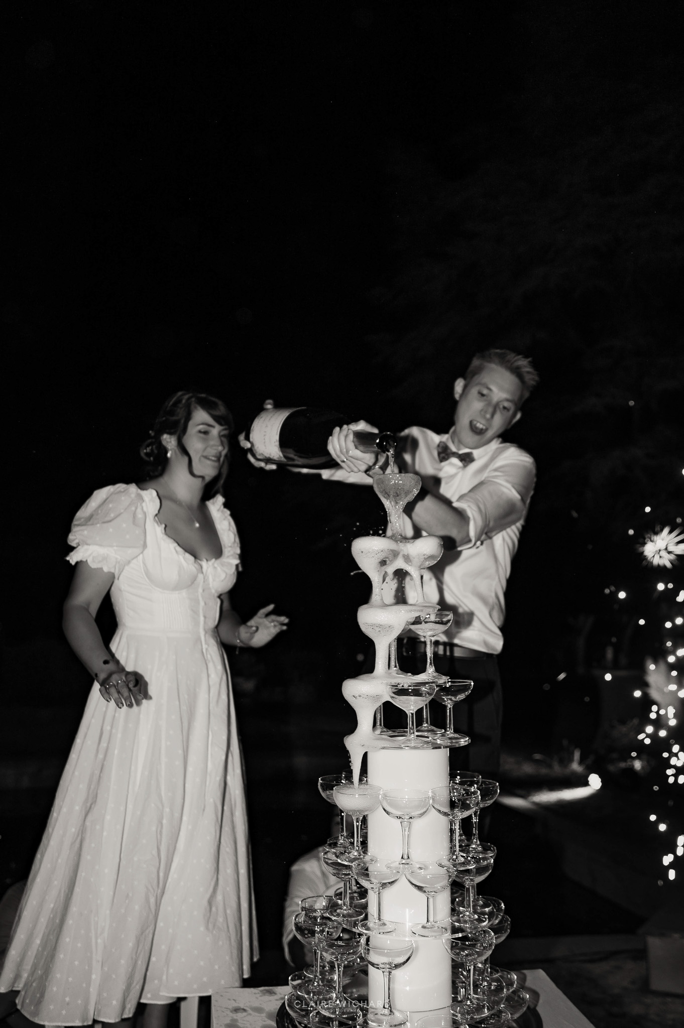 Marié versant une fontaine de champagne lors d'une réception de mariage à Hattonchâtel.