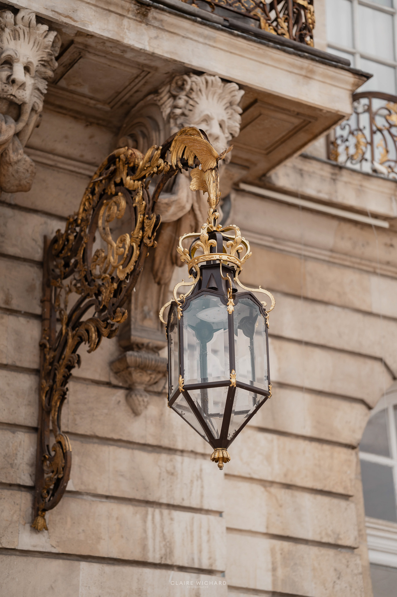 Lanterne en fer forgé doré sur la Place Stanislas à Nancy.