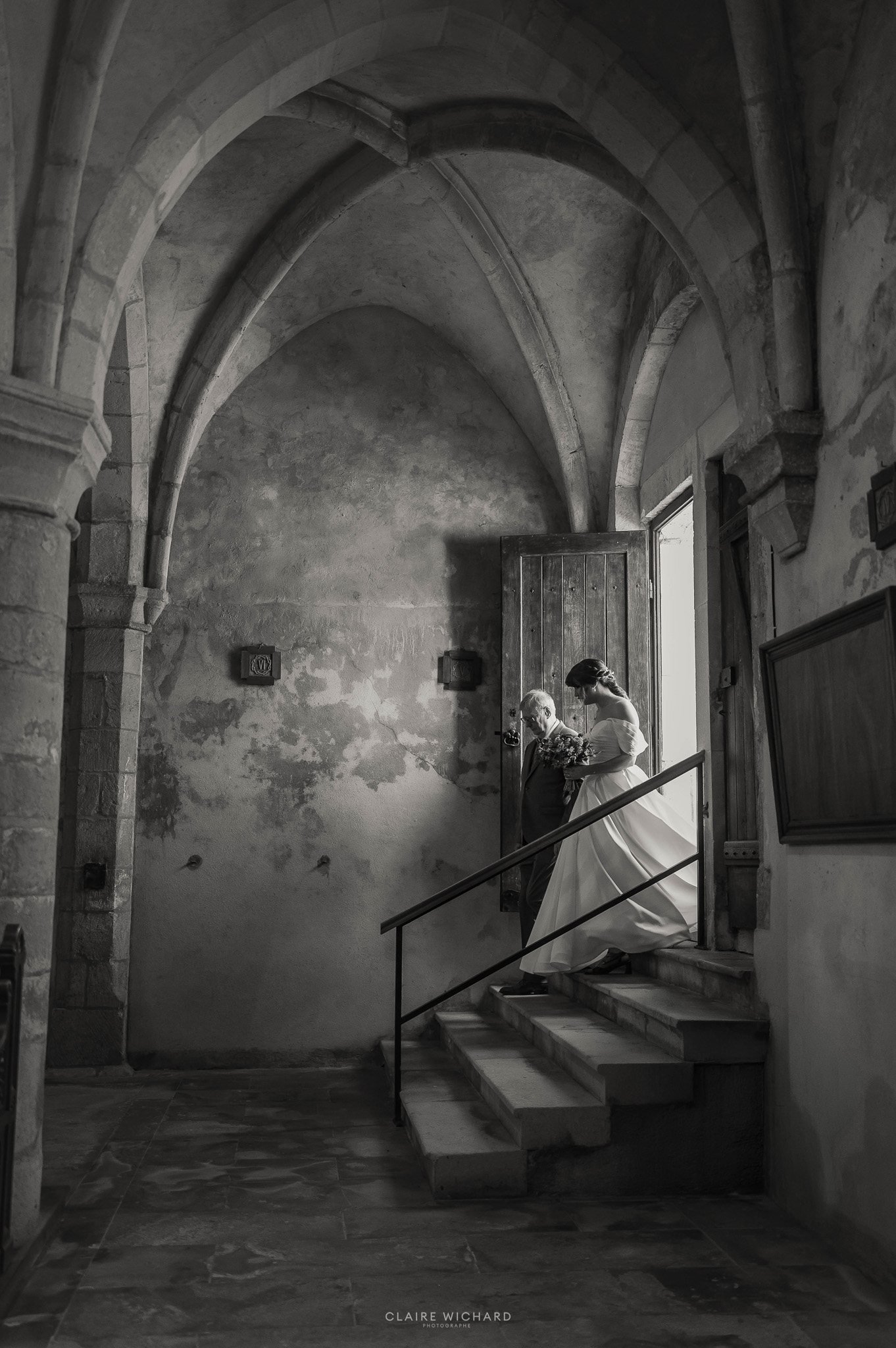 Entrée de la mariée au bras de son père dans l'église d'Hattonchâtel en noir et blanc.