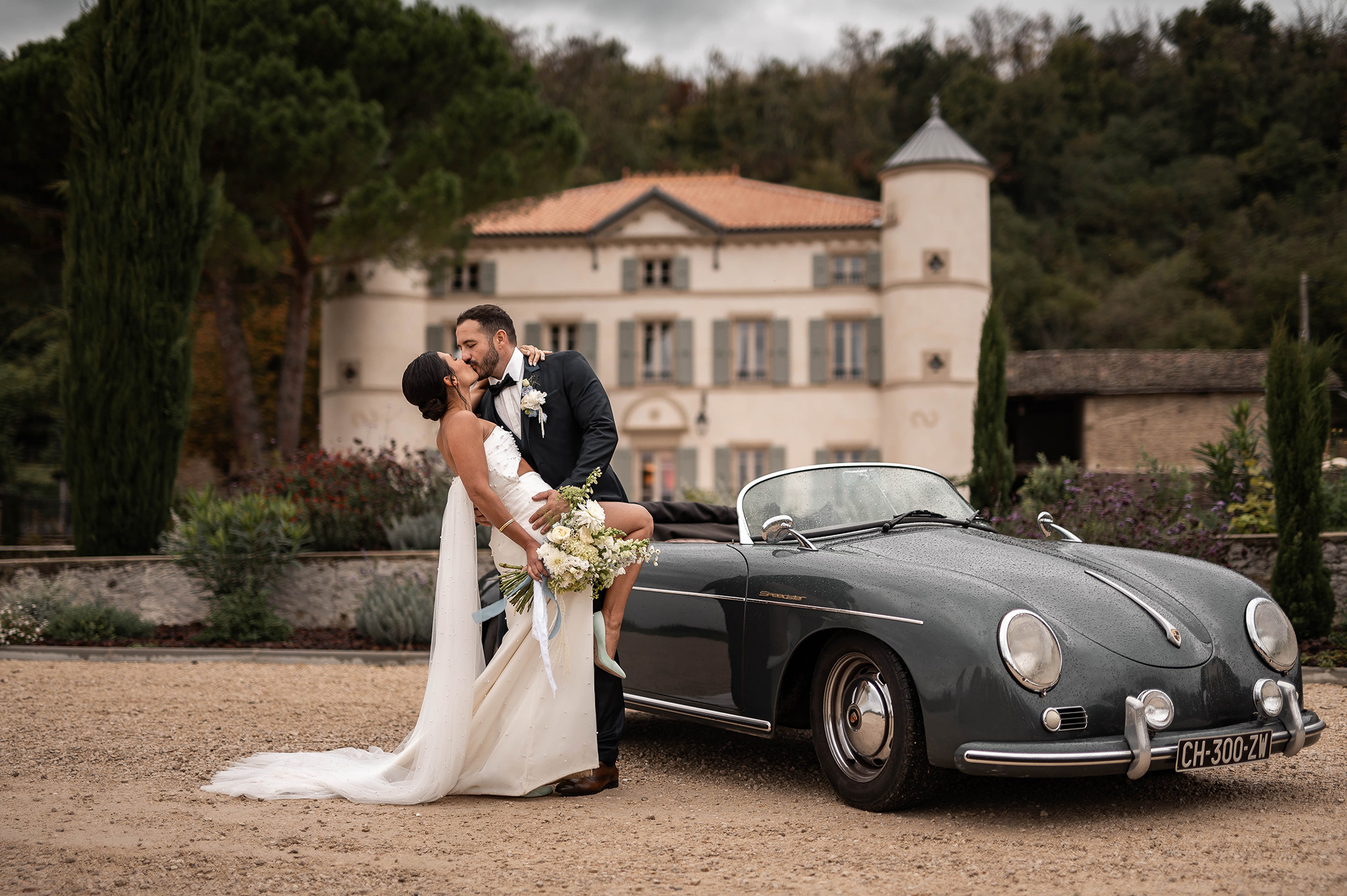 marié s'embrassant devant une porsche speedster 356 proche de Nancy