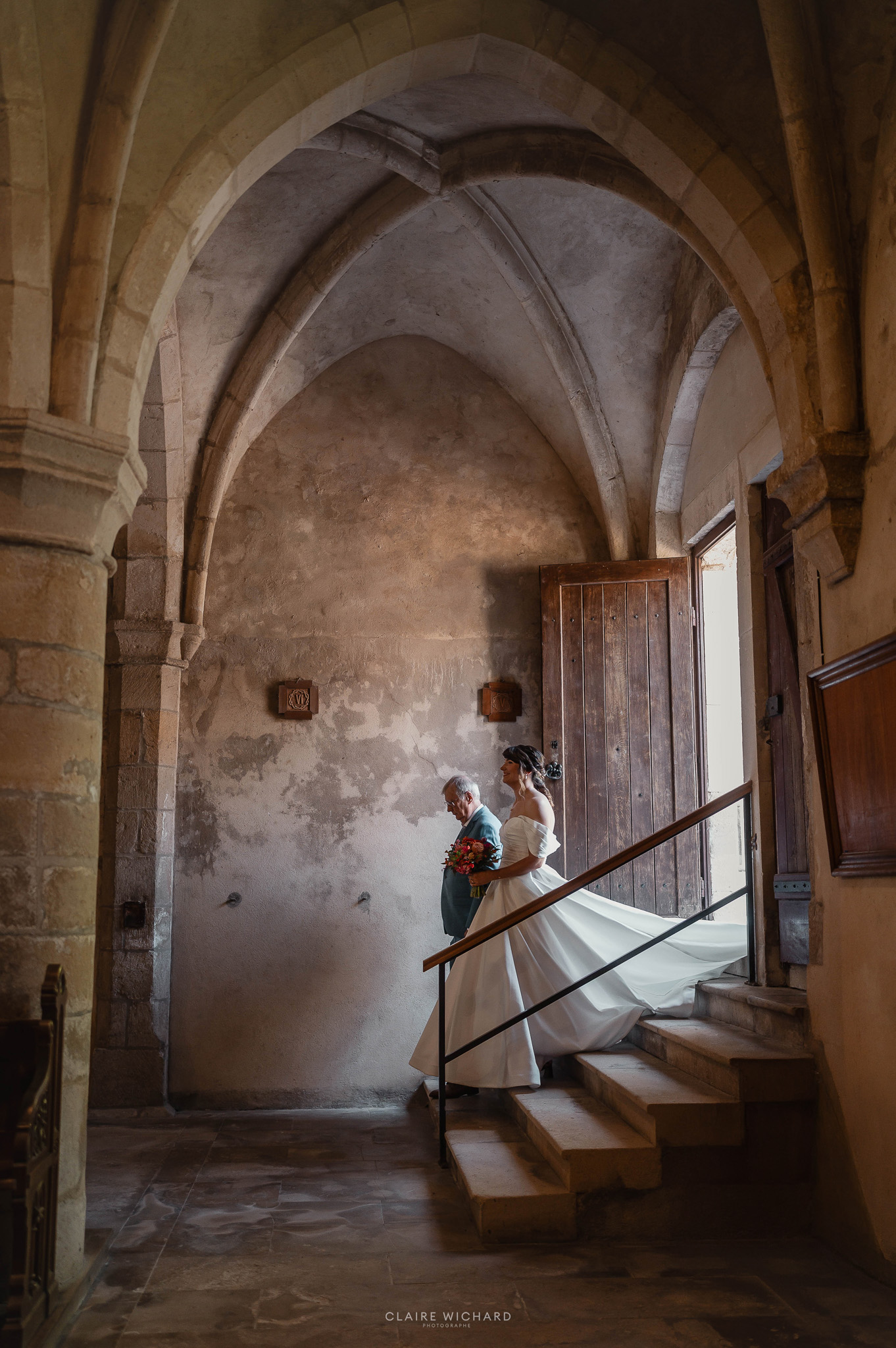 Mariée et son père grimpant les marches de l'église d'Hattonchâtel avant la cérémonie.