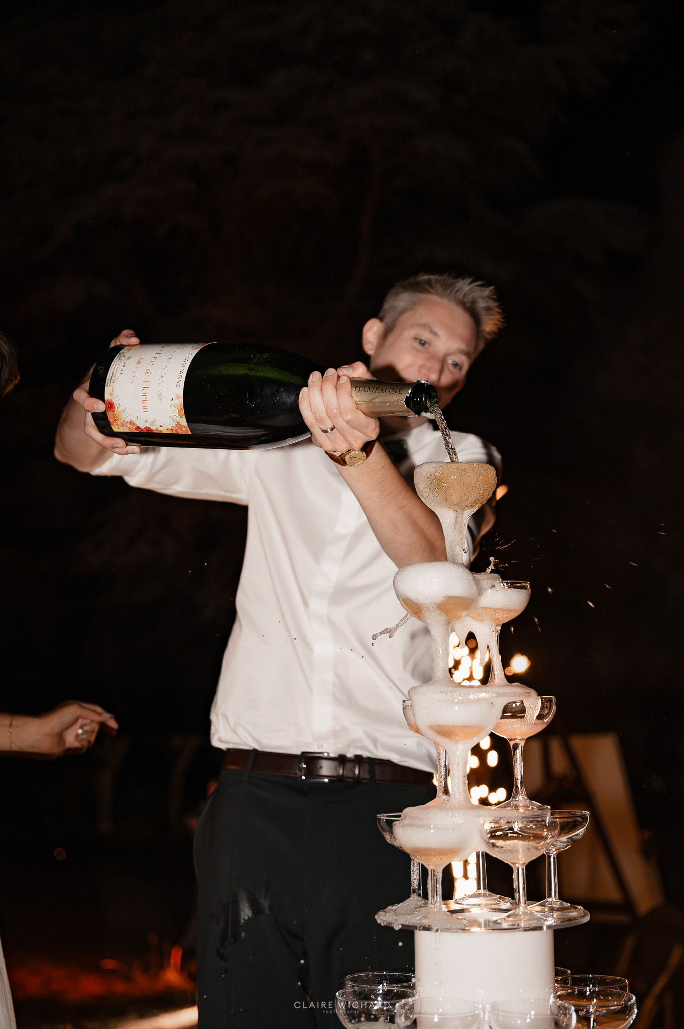 Animation cascade de champagne en noir et blanc pendant un mariage à Hattonchâtel.